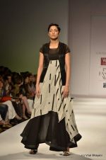 Model walk the ramp for Vaishali S Show at Wills Lifestyle India Fashion Week 2012 day 4 on 9th Oct 2012 (58).JPG